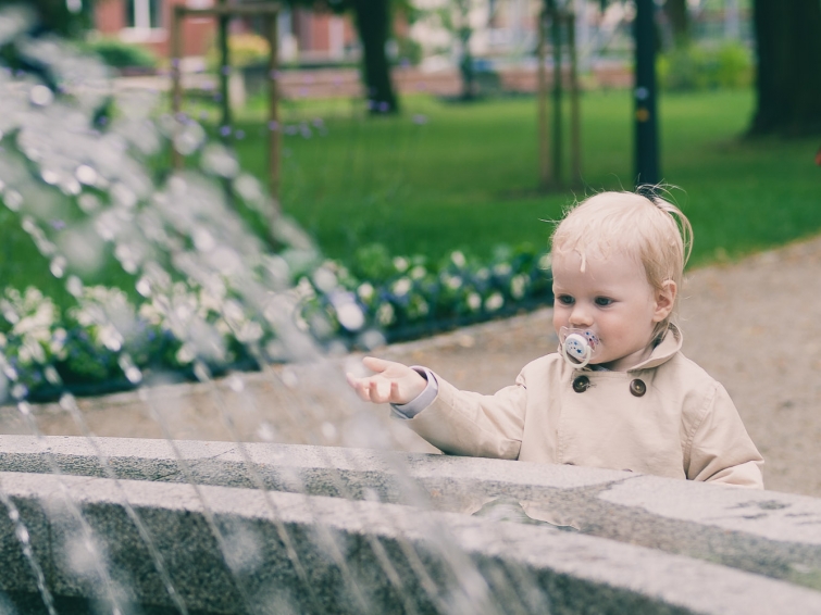Vaikas prie fontano
