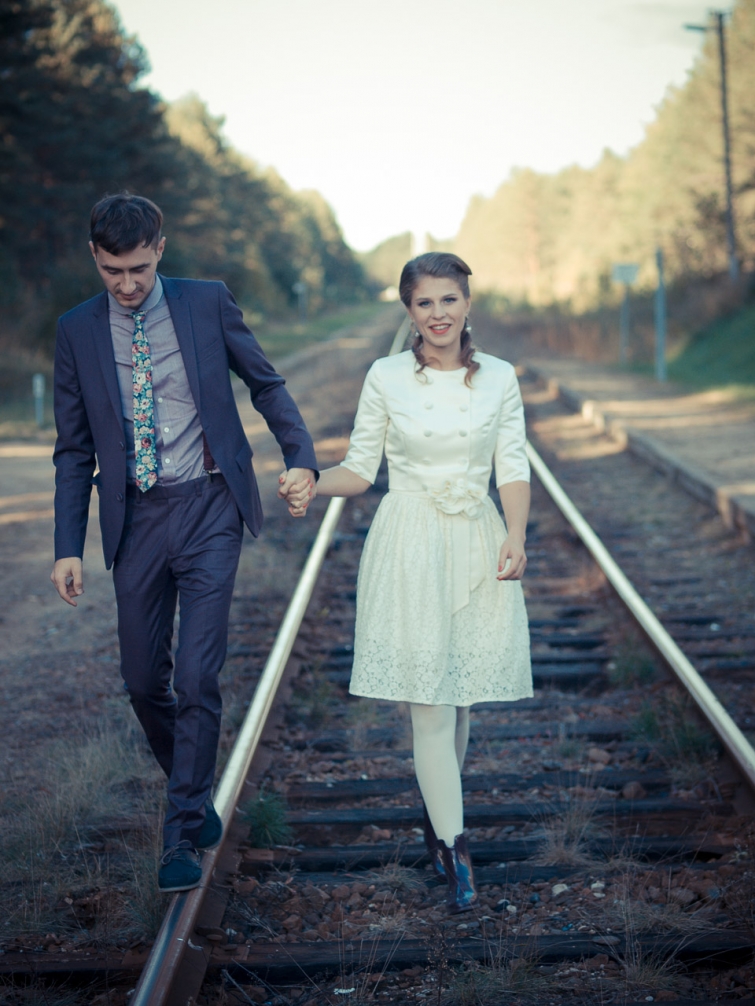 Vestuvių fotosesija ant traukinio bėgių